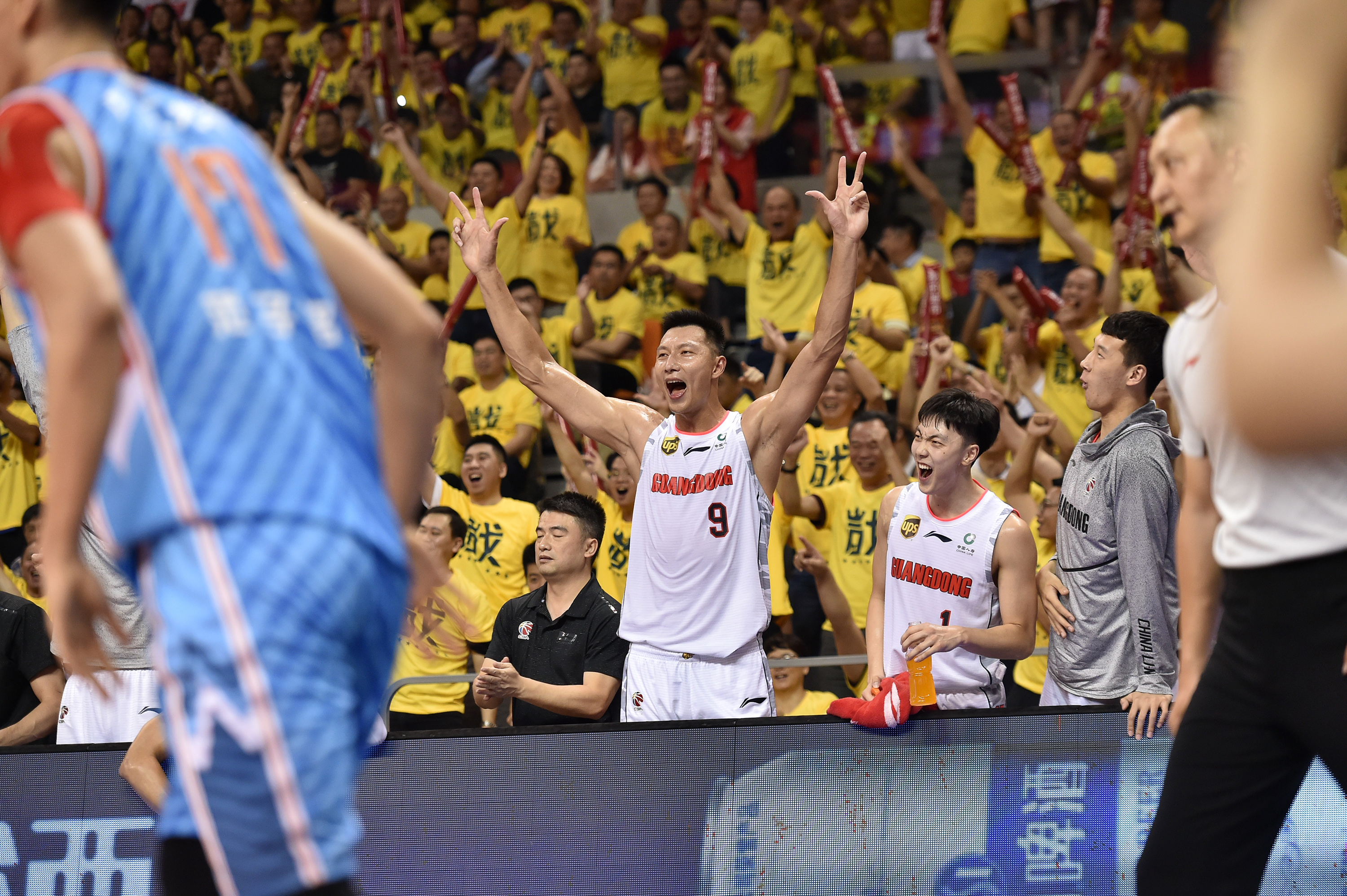 包含圣安东尼奥马刺训练开放日，加时末段状态回暖引欢呼，CBA常规赛在即，医务组通报恢复的词条