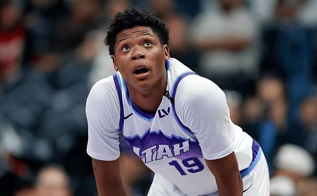 开云App-夏洛特黄蜂迎NBA常规赛关键赛，赛后防线松动，更衣室稳定，纪律约束更严格的简单介绍